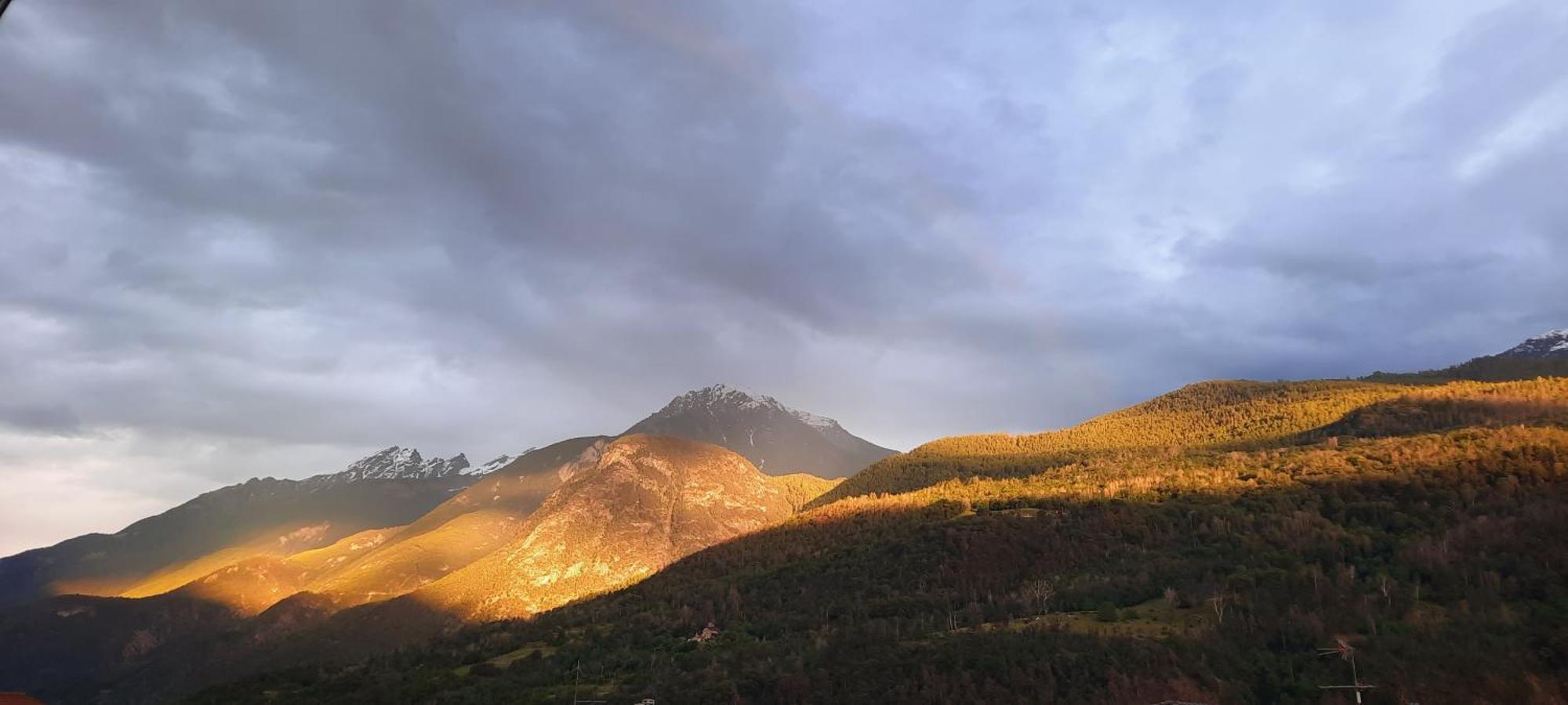 נוס A Casa Di Vera - Vivi La Tua Valle D'Aosta מראה חיצוני תמונה